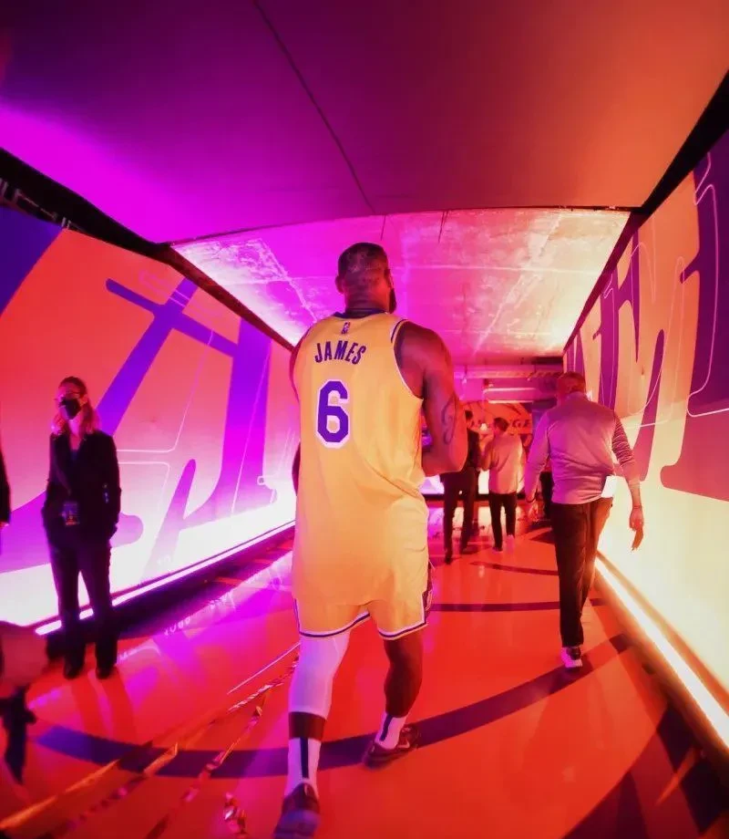 詹姆斯在湖人比赛中精彩发挥,回归赛场引发热议!