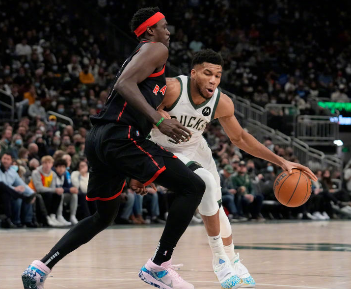 字母哥爆冷击败西班牙队,关键助攻引爆全场!(佐良娜奖励博人一个吻)